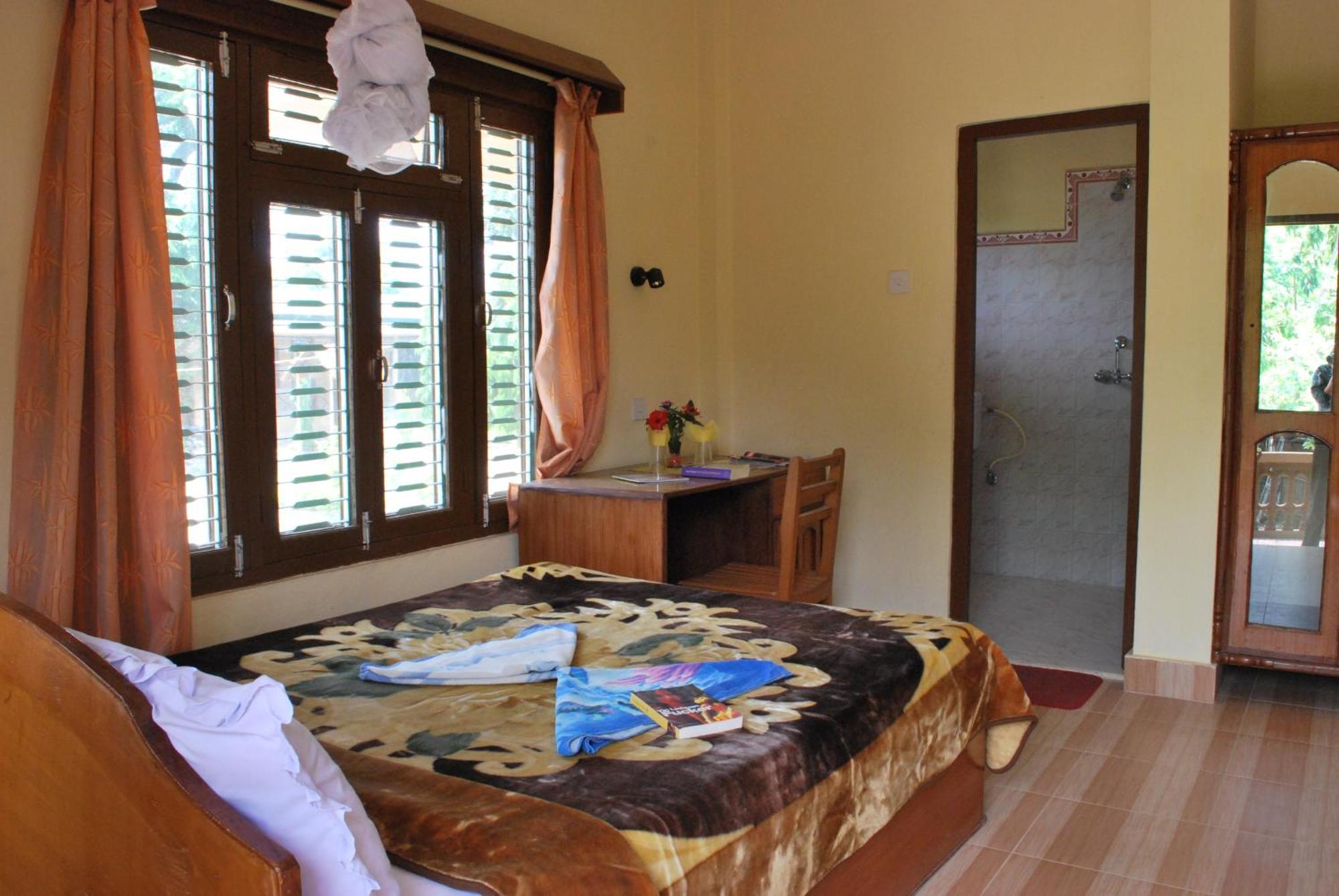 Rainbow Safari Resort Sauraha Bagian luar foto