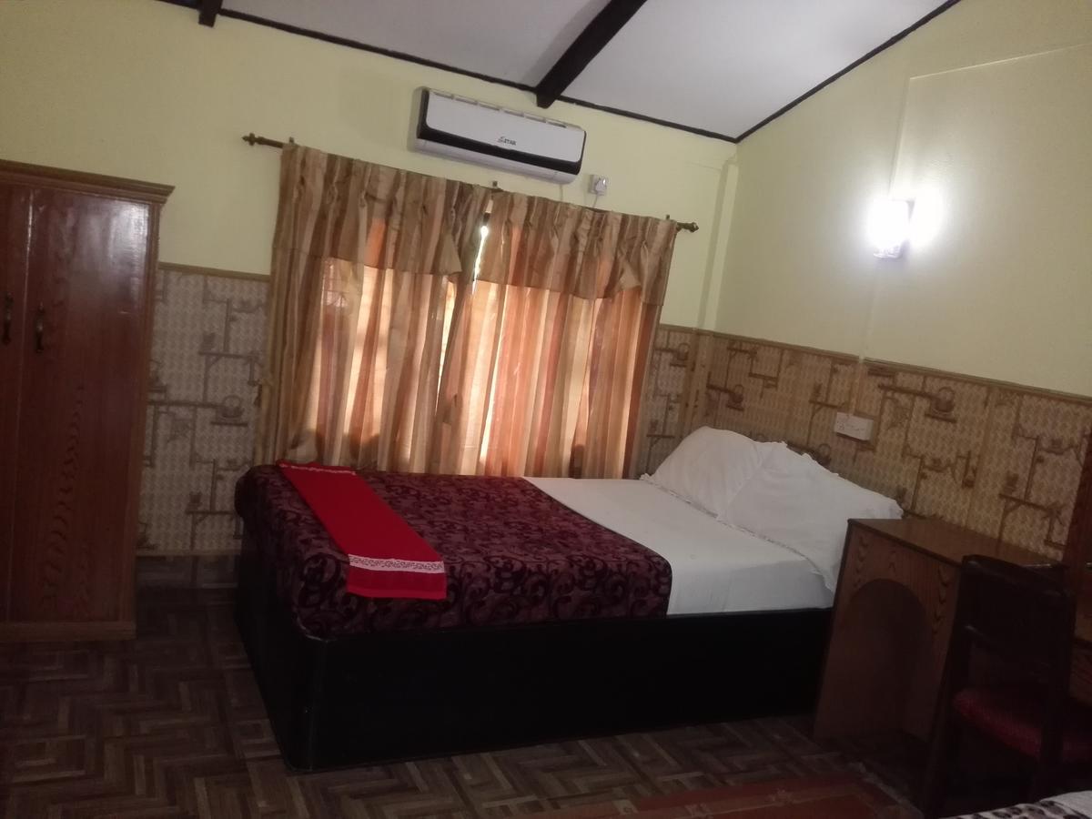 Rainbow Safari Resort Sauraha Bagian luar foto