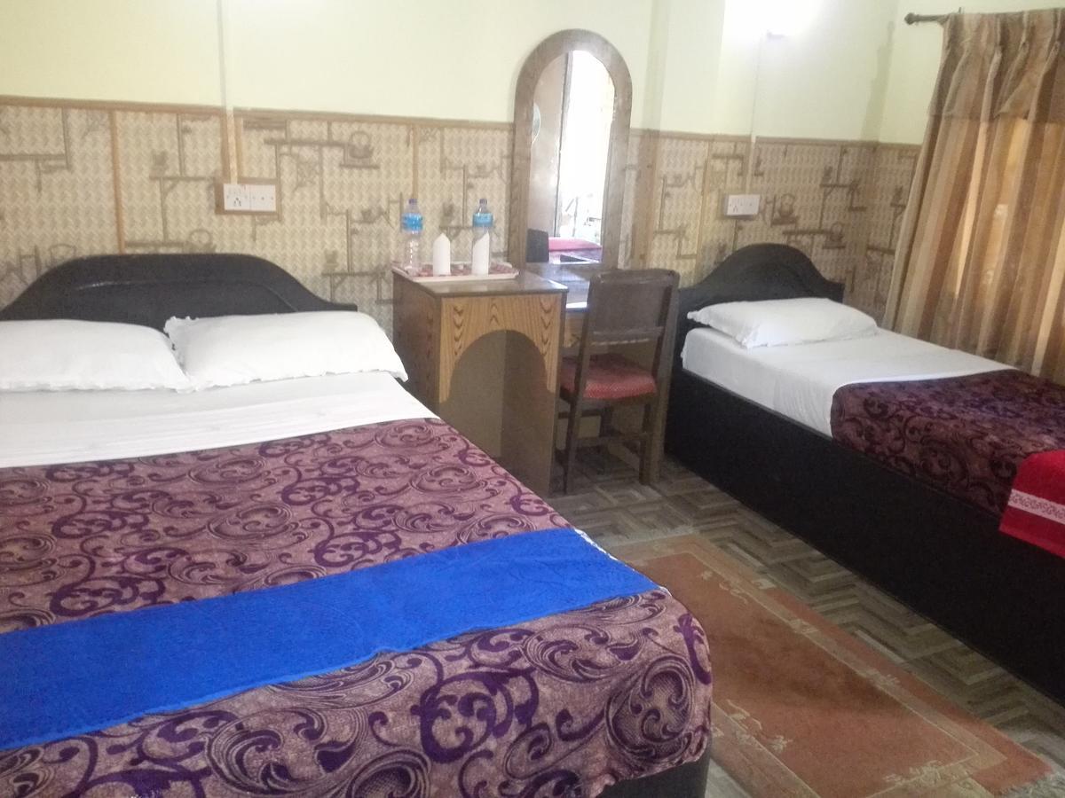 Rainbow Safari Resort Sauraha Bagian luar foto