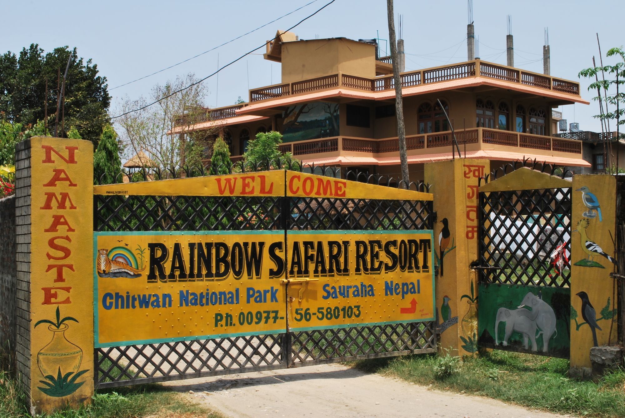 Rainbow Safari Resort Sauraha Bagian luar foto